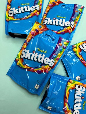 Драже голубые Skittles Tropical тропические вкусы 136 г. D-0010054 фото