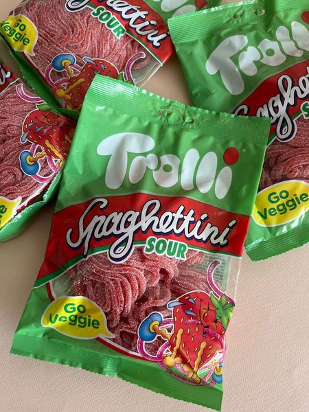 Мармеладні полуничні спагетті в кислій посипці Trolli Spaghettini 200 g. M-0010083 фото